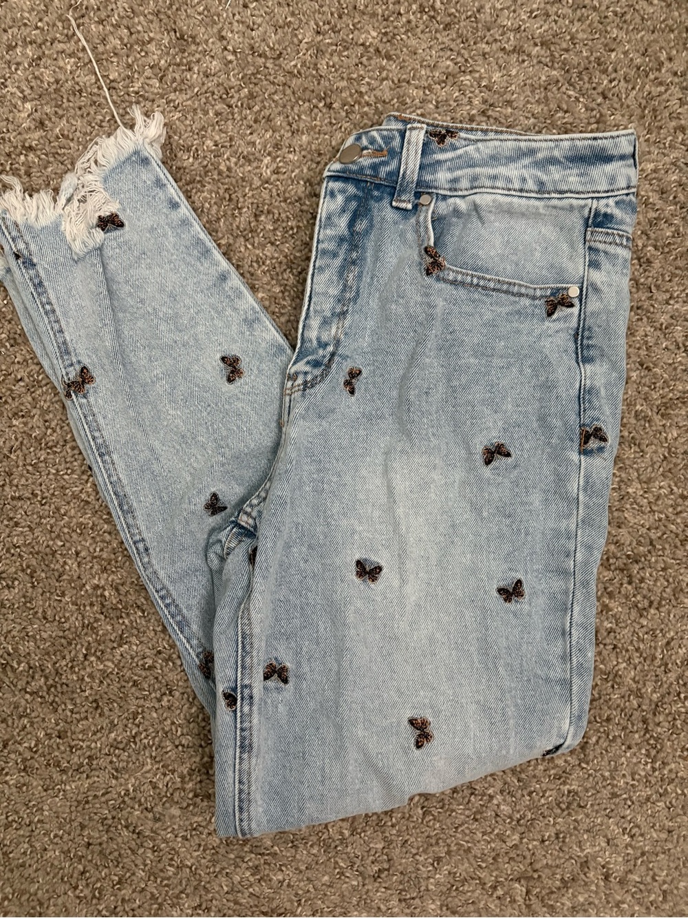 Light Wash Women’s Jeans with Embroidered Butterfly Detail Size 7